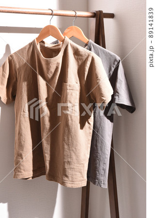 太陽の下でハンガーラックにかかった無地のTシャツ 太陽の下でハンガーラックにかかった無地のTシャツ 89141839