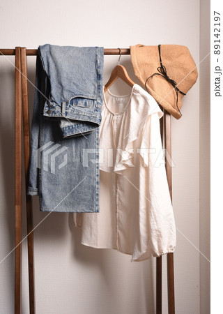 ハンガーラックにかかった夏らしい服装 ハンガーラックにかかった夏らしい服装 89142197