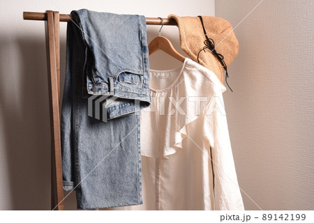 ハンガーラックにかかった夏らしい服装 ハンガーラックにかかった夏らしい服装 89142199