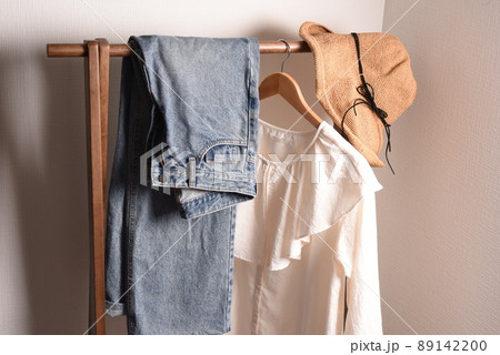 ハンガーラックにかかった夏らしい服装 89142200