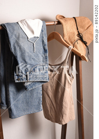 ハンガーラックにかかった夏らしい服装とマスク ハンガーラックにかかった夏らしい服装とマスク 89142202