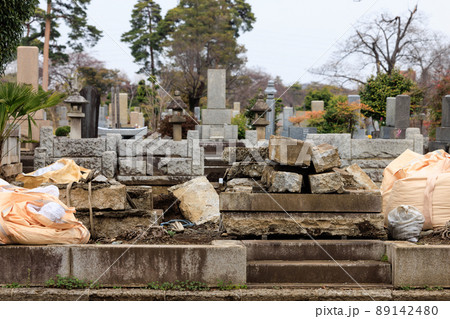 承継者がいないため撤去される墓 承継者がいないため撤去される墓 89142480