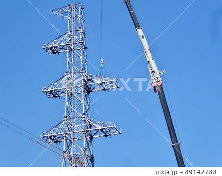 クレーンを使っての送電鉄塔の建設作業風景 クレーンを使っての送電鉄塔の建設作業風景 89142788