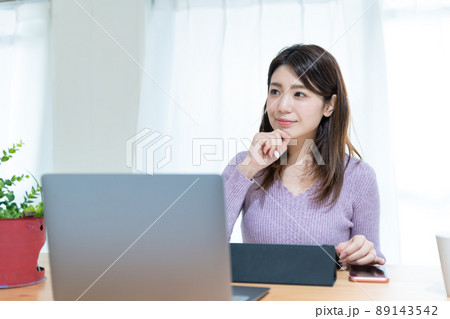 タブレットでメモを取っている若い女性 89143542