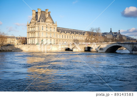 パリ　氾濫するセーヌ川 89143583