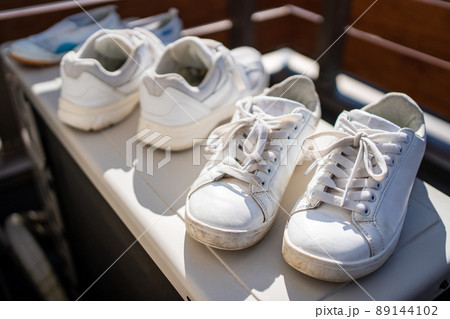 ベランダで靴を干す 89144102