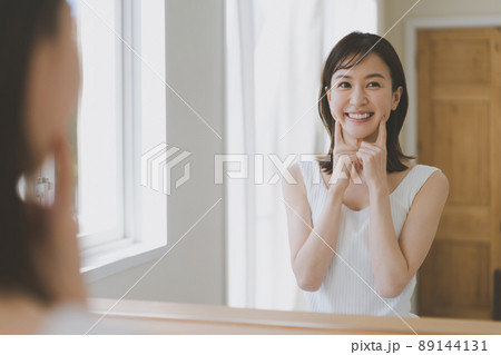 鏡に向かって笑顔の練習 89144131