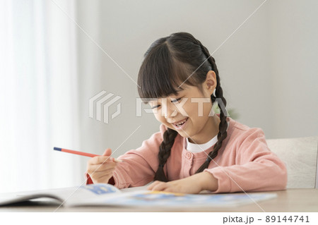 家で勉強する小学1年生の女の子 家で勉強する小学1年生の女の子 89144741