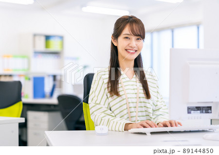 オフィスの若いエンジニア 89144850