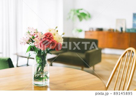 テーブルに飾った切り花 テーブルに飾った切り花 89145895