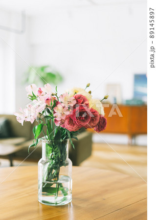 テーブルに飾った切り花 テーブルに飾った切り花 89145897