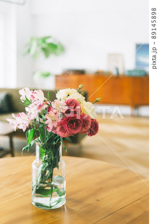 テーブルに飾った切り花 89145898