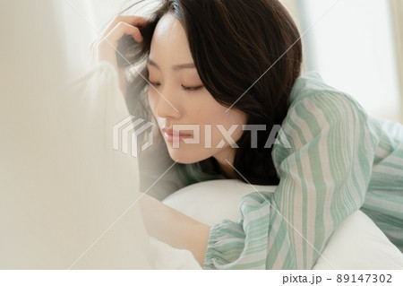 不調で横たわる若い女性 不調で横たわる若い女性 89147302