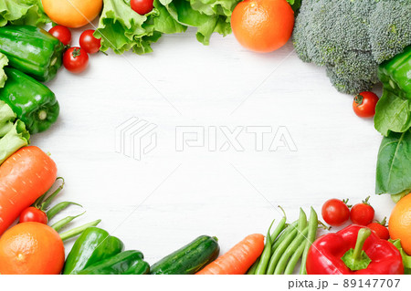たくさんの野菜が並べられた白い木製テーブルの背景 たくさんの野菜が並べられた白い木製テーブルの背景 89147707
