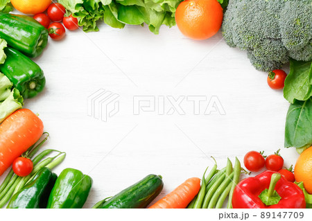 たくさんの野菜が並べられた白い木製テーブルの背景 たくさんの野菜が並べられた白い木製テーブルの背景 89147709