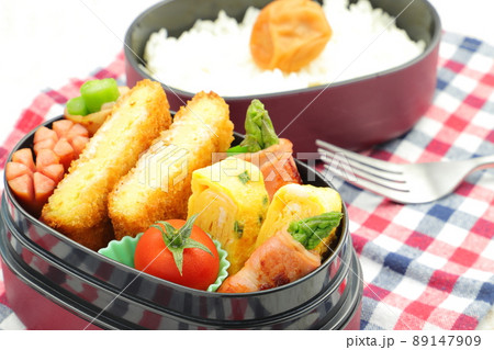 食中毒の要因になるヘタ付きのミニトマトが入った手作りのお弁当 89147909