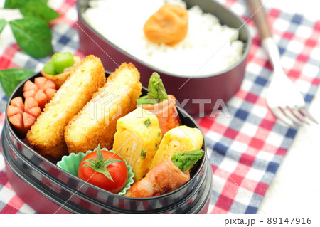 食中毒の要因になるヘタ付きのミニトマトが入った手作りのお弁当 食中毒の要因になるヘタ付きのミニトマトが入った手作りのお弁当 89147916