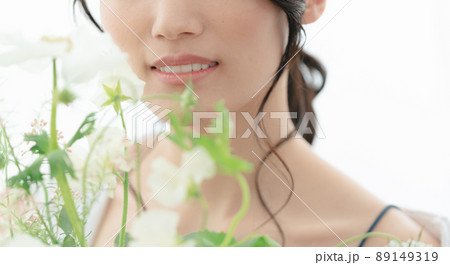 花束を持つ若い女性 89149319