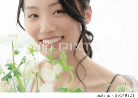 花束を持つ若い女性 89149321
