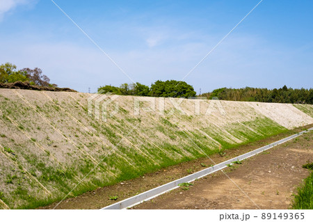 堤防整備 法面に根付き始めた芝 築堤工事　都幾川 2022.04　b-1 89149365