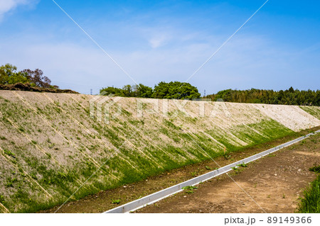 堤防整備 法面に根付き始めた芝 築堤工事　都幾川 2022.04　b-2 高彩度コントラスト 89149366