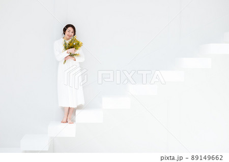 花束を抱える女性 89149662
