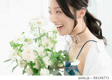 花束を持つ若い女性 花束を持つ若い女性 89149771