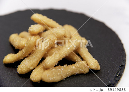 日本の美味しいザラメ付きおかきと黒い皿とコピースペース 89149888