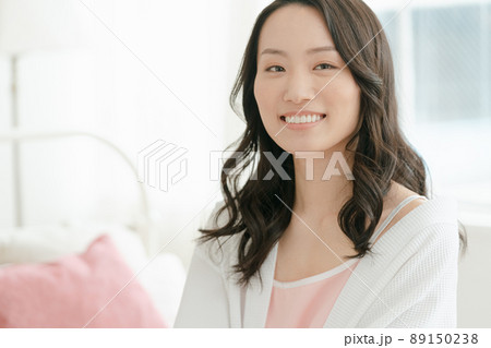 宿泊先でくつろぐ若い女性 89150238