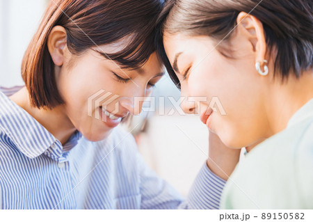 おでこをくっつけ合う2人の女性 89150582