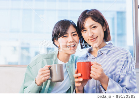 カップを手にする2人の女性(女性同士のパートナーのイメージ) カップを手にする2人の女性(女性同士のパートナーのイメージ) 89150585