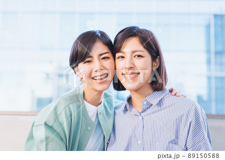 仲の良い2人の女性(女性同士のパートナーのイメージ) 仲の良い2人の女性(女性同士のパートナーのイメージ) 89150588
