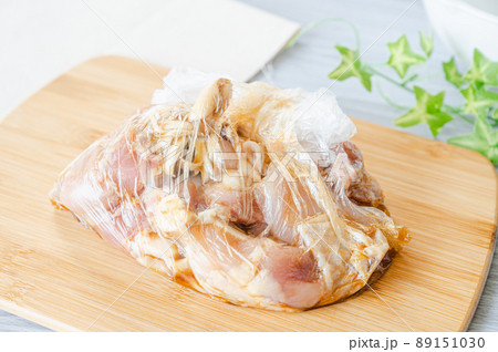 味付けのために寝かす鶏肉 味付けのために寝かす鶏肉 89151030