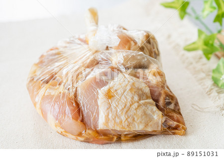 味付けのために寝かす鶏肉 89151031