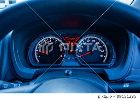 【日本】自動車のハンドル越しに見るタコメーター 89151235