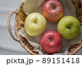 青リンゴと赤りんごが入ったバスケット｜インテリアとフード 89151418
