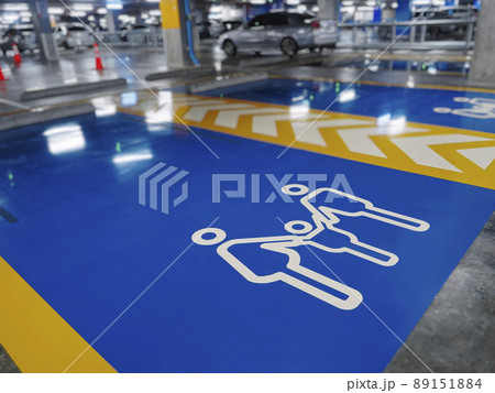 Family signage on Parking lot Sign icon in Public building 89151884