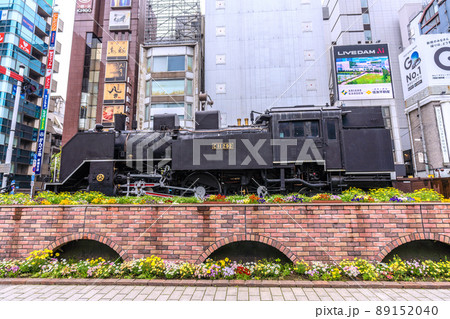 日本の東京都市景観 新橋駅前のSLなどを望む 89152040