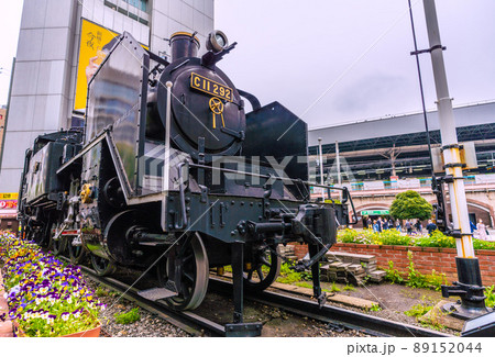 日本の東京都市景観 新橋駅前のSLなどを望む 89152044
