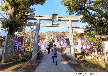 鳥居と龍宮大神へ参拝する人々 鳥居と龍宮大神へ参拝する人々 89152250