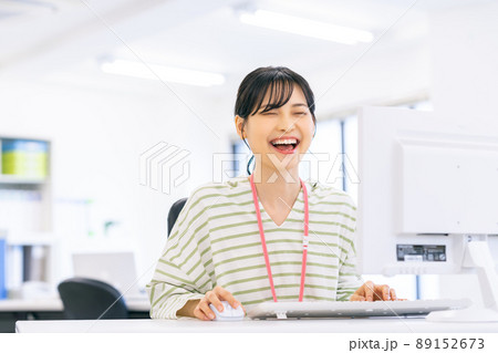 オフィスの若いエンジニア 89152673