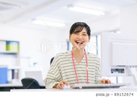 オフィスの若いエンジニア オフィスの若いエンジニア 89152674