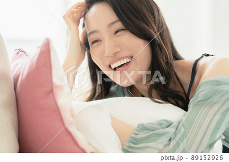 昼寝から目覚める若い女性 昼寝から目覚める若い女性 89152926