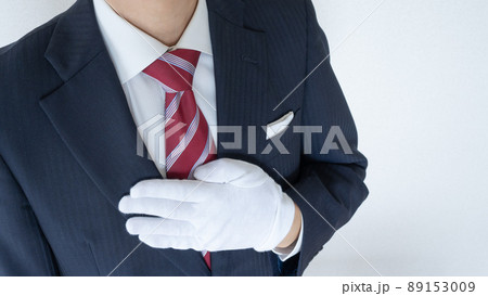 白手袋をはめたスーツ姿の男性│買取り査定イメージ 白手袋をはめたスーツ姿の男性│買取り査定イメージ 89153009