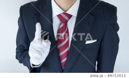 白手袋をはめたスーツ姿の男性│買取り査定イメージ 白手袋をはめたスーツ姿の男性│買取り査定イメージ 89153013