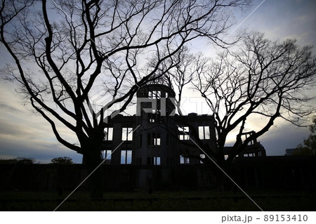 春の夕方に撮影した原爆ドームのシルエット 春の夕方に撮影した原爆ドームのシルエット 89153410