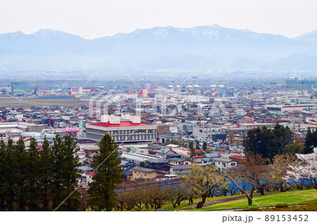 山形県　寒河江市　長岡山　寒河江町公園　展望広場からの街並みと蔵王連峰 89153452