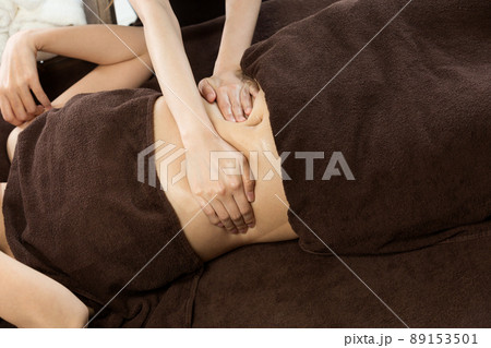 おなかのオイルマッサージ 89153501