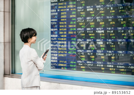 株価ボードを見る女性 株価ボードを見る女性 89153652