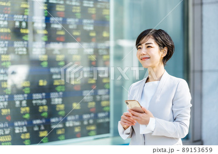 株価ボードを見る女性 株価ボードを見る女性 89153659